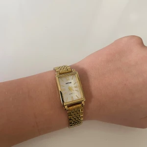 Guldklocka - Väldigt bra skick på klockan och allt fungerar som den ska!✨