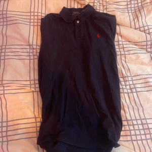 Ralph lauren - En raffe tröja i storlek S men passar M fin tröja den har någon fläck men den syns inte så mycket