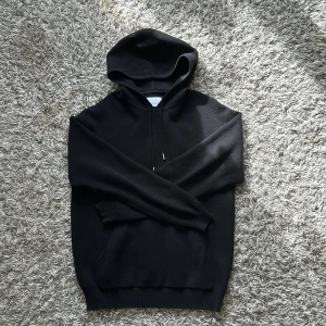 Stickad hoodie  - Säljer denna sjukt snygga stickade hoodien ifrån Samsøe🤩 10/10 skick och extremt bra material, den är i lite tjockare material så prefekt nu när det börjar bli kallare. Strl M (passar 185+)🙌🏼 nypris 2000+❌ mitt pris 899✅ hör av vid minsta funderingar!