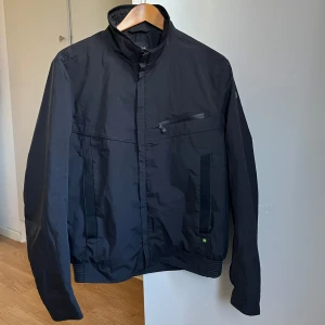 HUGO BOSS regnjacka/ vindjacka  - Värd 3000kr, bra skick, aldrig andväts