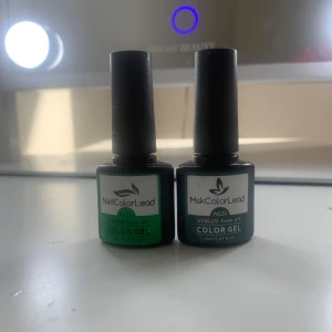 2 gröna gellack - Säljer dessa 2 gellack från mskcolorled och nailcolorled. Pga att jag börjar ge upp med att göra naglar. 40kr för både men 20kr styck. 