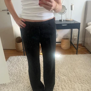 Kostymbyxor  - Jättesnygga kostymbyxor från Tiger of Sweden, sitter som en smeck! De är lågmijade och är lose fit/ straight. Nypris ca 2000kr 