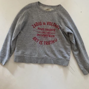 Zadig tröja - Jätte fin Zadig tröja❤️ säljer då den e förliten för mig. Skulle säga att den motsvarar 146 i barnstorlek ❤️ skriv till mig om ni har mer frågor eller vill ha fler bilder❤️ den har tappat några paljetter 