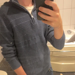 Dressman half zip - Säljer en half zip för den inte används. Skick som helt nytt. 