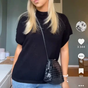 Stickad tröja - Säljer den super populära tröjan från Kappahl i storlek S. Endast använd en gång. Lånad bild, skriv för egna bilder🥰