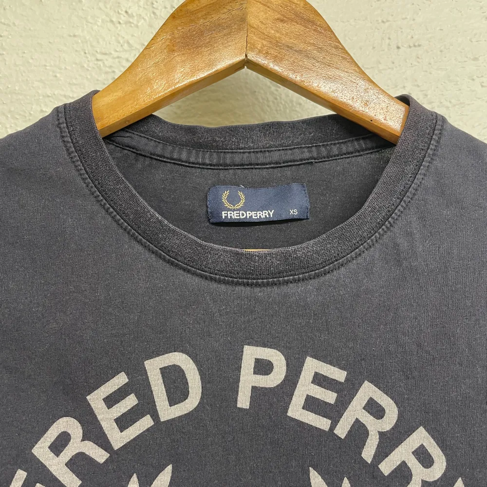 Fred Perry T-shirt i storlek XS.. T-shirts.