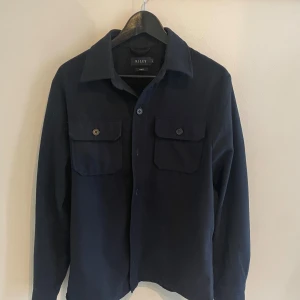  Overshirt (s) - Säljer nu min snygga overshirt av polyester och ull då ja inte använder den längre, den är i toppen skick utan märken eller fläckar. Köpt på brothers för 1299  Skiv vid frågor 
