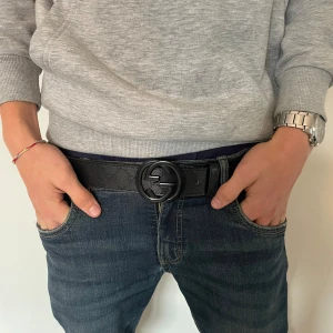 Gucci bälte - Dett är en fantastisk märkes bälte! Bra kvalite passar jätte fint speciellt med svarta, mörkblåa jeans och kostym byxor. Skicka en DM ifall du är intresserad av detta snygga bälte😃👍