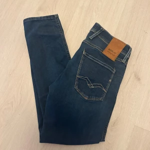Replay Anbass - Riktigt feta Replay jeans i Anbass modellen. Sparsamt använda men några små defekter mellan benen som knappt syns vid användning. Storlek: 29/30.