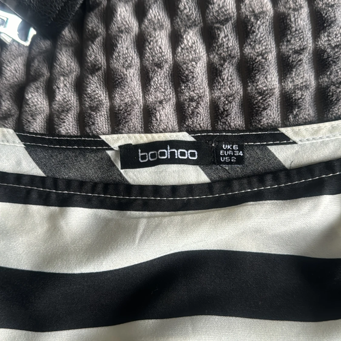 En svart vit randig blus med en arm  - 91