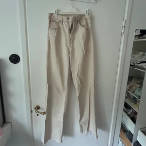 Stradivarius jeans - Bra skick, bara skrynkliga på bilderna, knappt använda 