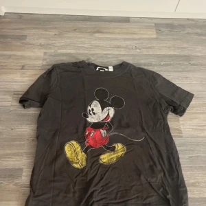 T-skirt - Storleken är M lite använd men fof brq skick