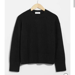 & Other Stories stickad tröja - supermysig stickad tröja från & Other Stories! använd medn i bra skick! skriv för fler bilder eller frågor🫶