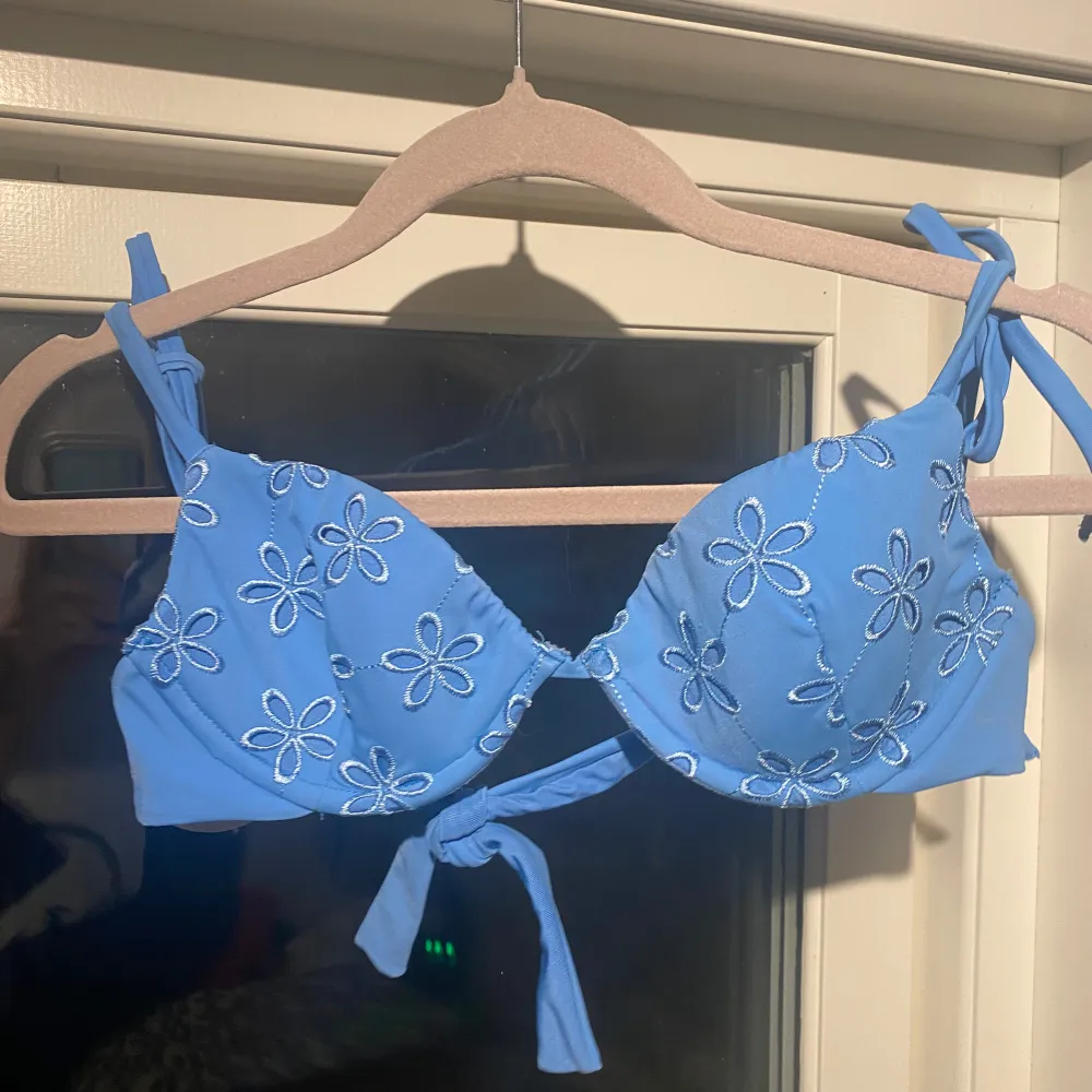 Bikini set, går att köpa delarna separat, skriv privat isåfall. Använt nån gång, nästan nyskick.. Övrigt.