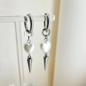 Handgjorda örhängen - Handgjorda örhängen●Följ :@ekjewelryofficial🤲 ● 💎Material- 100% rostfritt stål  och pärlor ●Örhängeskrokar -rostfritt stål. Nickel fri. Längd -5cm. Vattentåliga, ändrar inte färgen! 