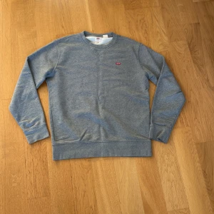 Levis Tjocktröja Grå - Helt NYSKICK! Grå Levis tjocktröja  Storlek=S Pris kan diskuteras 