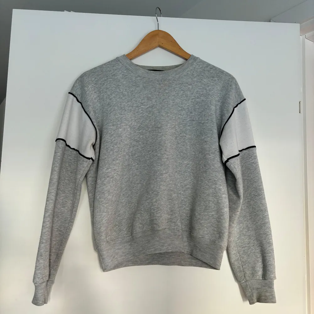 Mysig och mjuk tjocktröja från Brandy melville i ljusgrått med en vit panel på varje arm.  Storlek är onesize och är lite för liten för mig (172 cm). Hoodies.