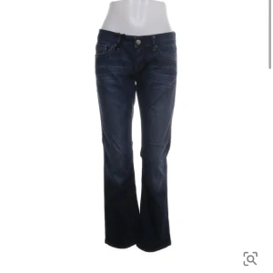 Mavi lågmidjade bootcut jeans  - Skit snygga lågmidjade bootcut Mavi jeans!! 💘💘💘