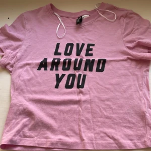 love around you tröja🧊🧊 - Säljer nu en tröja från hm med love around you tryck💗💗köpte den förra året men har aldrig använt den och inga defekter. Köptes för 119kr på hm.