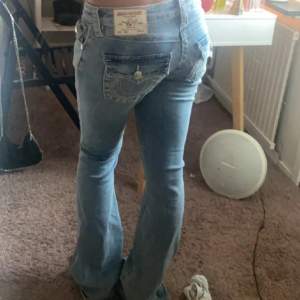 As snygga lågmidjade  true religion jeans. Säljs då jag inte använder dom. De är i bra skick och är super sköna. Skriv för midjemått och innerbens längd💕