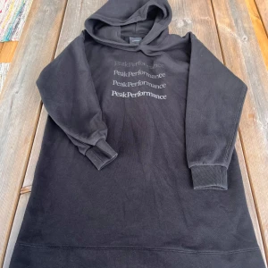 Svart hoodie från Peak Performance - Säljer en svart/grå klänningshoodie från Peak Performance.  OBS! Fri frakt