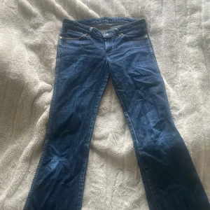 Blå bootcut jeans - Säljer ett par snygga lågmidjade blå bootcut jeans.  w28  l34 passar mig perfekt i längden då jag är 172