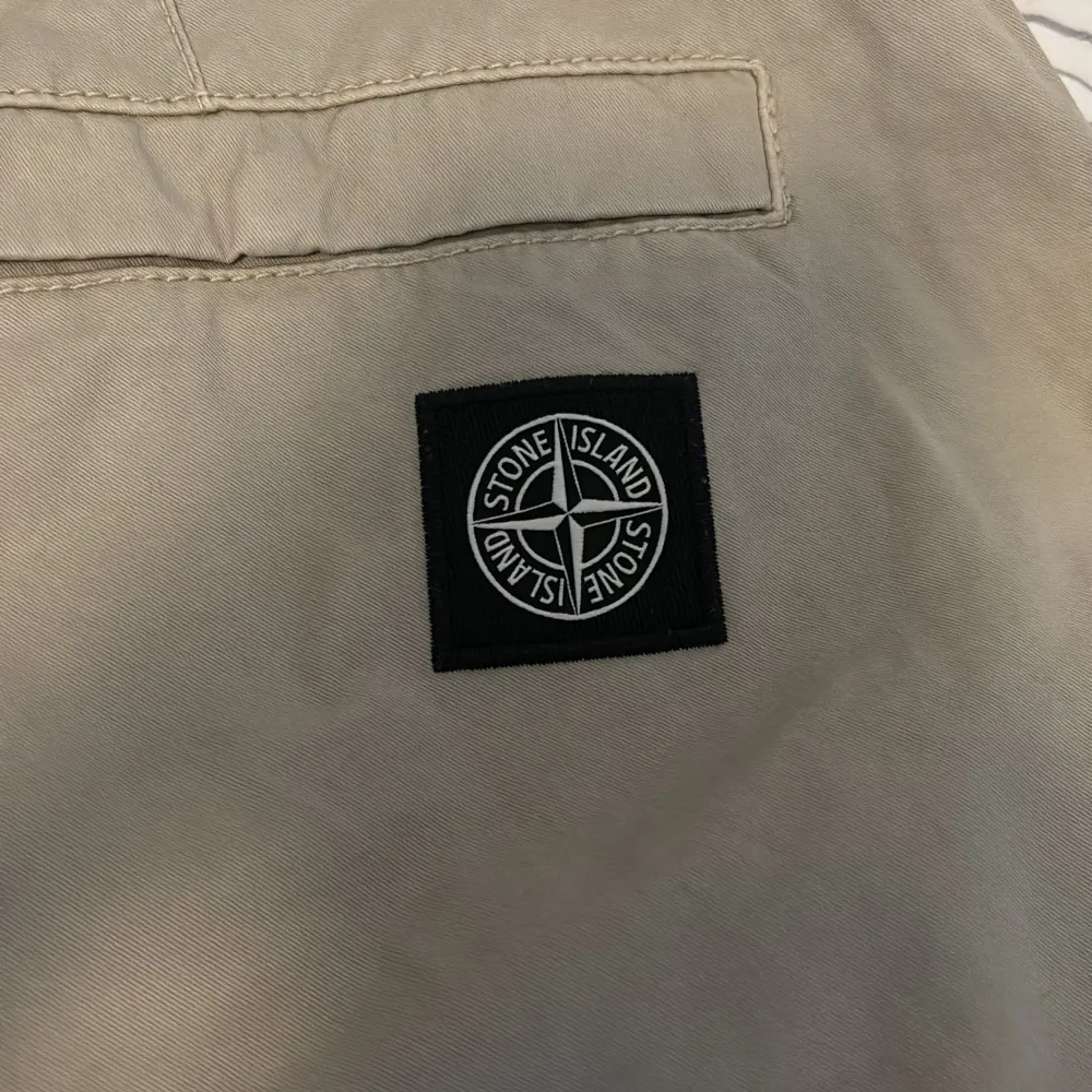 Chinos från Stone Island, små fläckar men ingen jag har lagt märke till när jag använt dem, rätt säker att det går bort med rätt medel.. Jeans & Byxor.