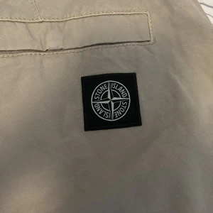 Stine Island chinos - Chinos från Stone Island, små fläckar men ingen jag har lagt märke till när jag använt dem, rätt säker att det går bort med rätt medel.