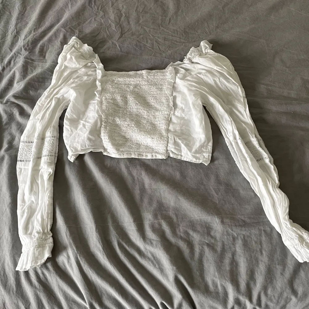 Jättesöt vit topp med långa ärmar! Fick den av en kompis och säljer pga inte min stil! Skriv för fler bilder! 🥰. Yläosat.