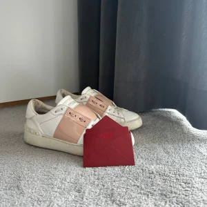 Valentino open ( dam ) - ett par riktigt snygga valentino opens i dam, strlk 36,5! skicket är 8/10! valentino kuvert medföljer! hör av er vid frågor&bilder! 