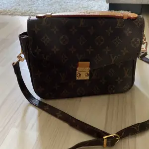 säljer en fin väska ifrån louis vuitton. Bra kvalitet och helt ny.  