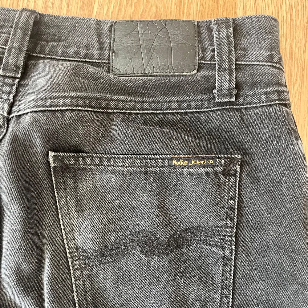 Snygga Nudie Jeans till Salu! Säljer nu ett par riktigt stilrena Nudie jeans i svart, raka och med en klassisk passform. Perfekta för både vardag och fest! Passa på att fynda dessa trendiga jeans innan de försvinner! 👖🍾 Hör gärna av dig vid frågor.. Jeans & Byxor.