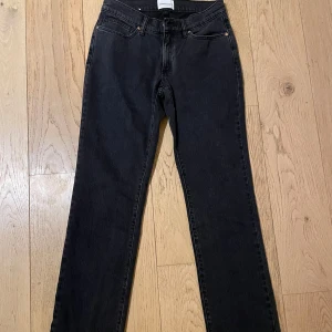 Low straight jeans svart  - Nyskick, aldrig använda, strl 26/au8