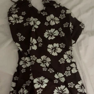 Mini klänning - En Ninni klänning med blå blommor