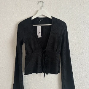 Svart blus - Svart blus från ginatricot, aldrig använd och prislappen sitter kvar!