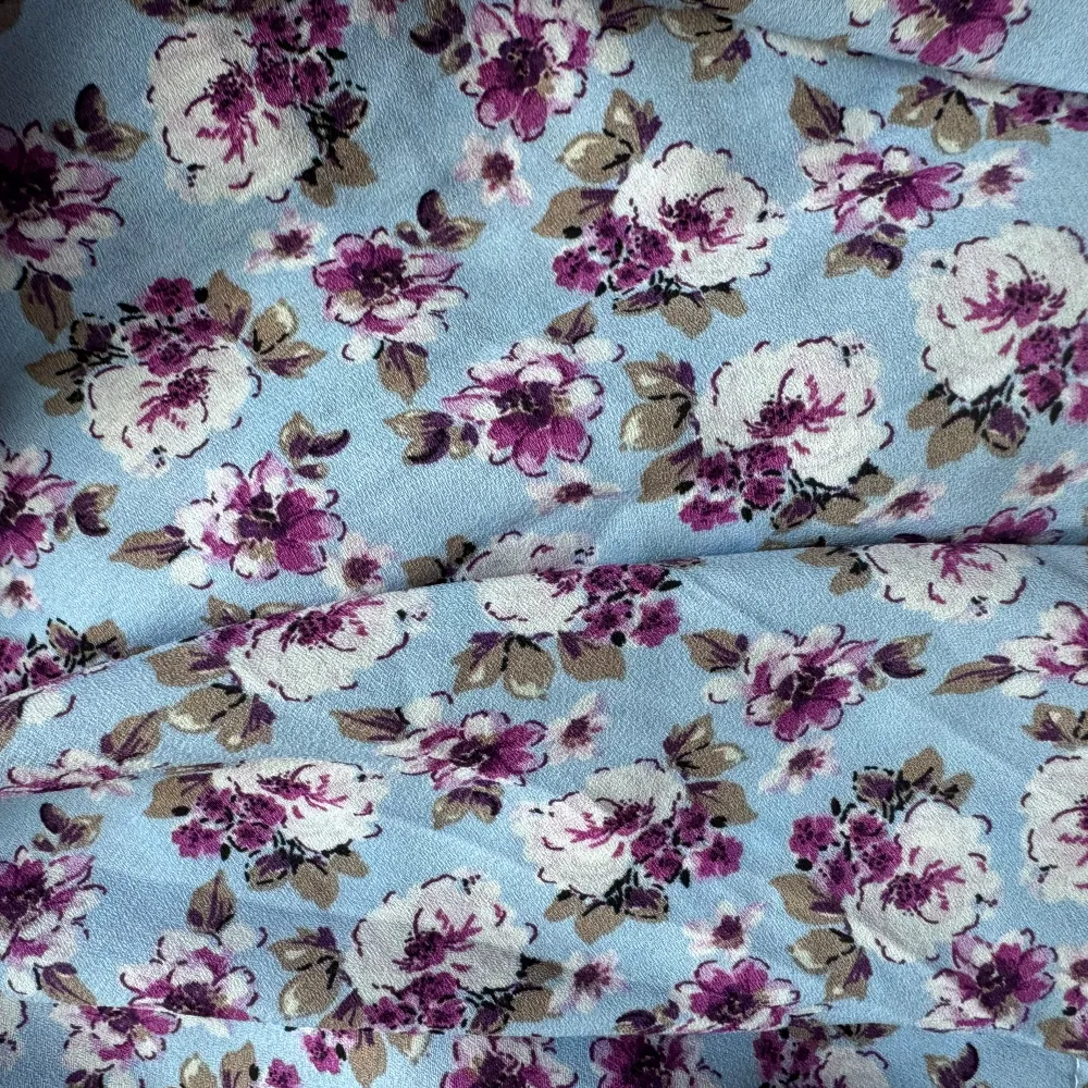Säljer en superfin blommig kjol från Zara i storlek XS. Kjolen är ljusblå med ett vackert blommönster i rosa och lila nyanser. Den har en volangdetalj som ger den en extra söt touch. Perfekt för vår och sommar!. Hameet.