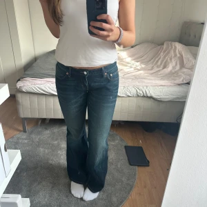 Bootcut jeans - Jättefina lågmidjade jeans från weekday, tyvärr för små 😆 använt de en gång för bilderna!  Pris kan diskuteras!