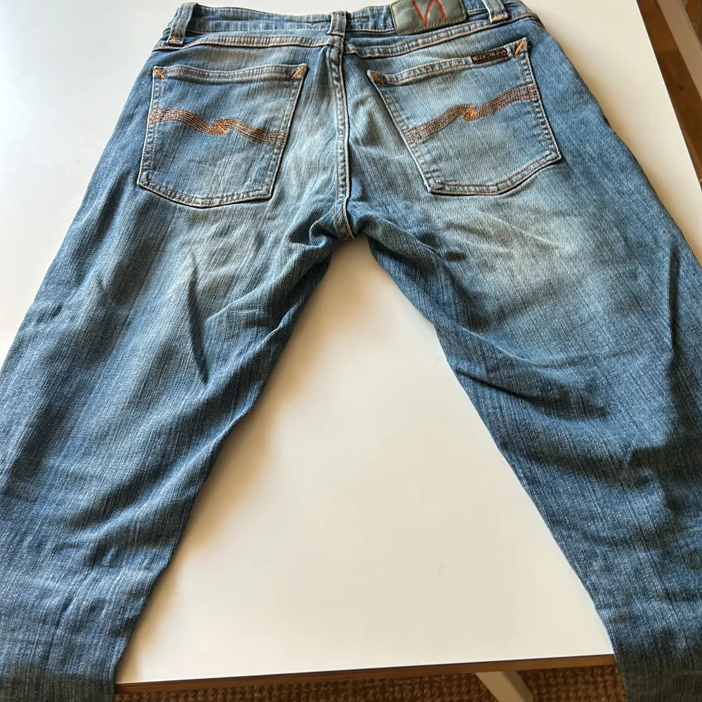 Säljer dessa nudie jeans då jag har växt ut de, men jag skulle säga att det är i ett bra skick . Jeans & Byxor.