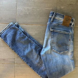Replay Jeans - Ett par snygga replay jeans. Skick: 9/10. Säljer eftersom att dom tyvärr är för små.