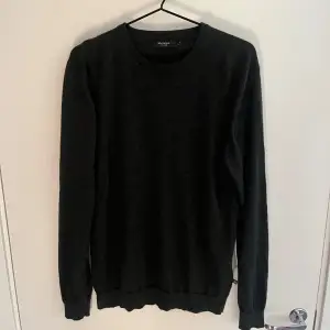 En ny Matinique tröja jag köpte för 4 månader sen som nu när det är dax för användning inte passar.   Färg: Mörkgrön  Storlek: L passar M  Matrial: 100% Merino Köpt för 1200kr 