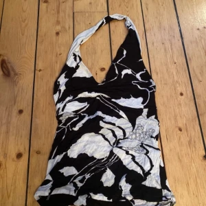 Jättefin halternecktopp  - Jättefin halternecktopp i coolt mönster 