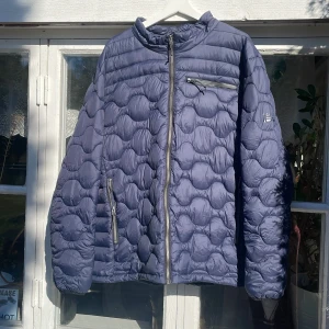 Blå höstjacka  - En blå höst jacka i gått skick