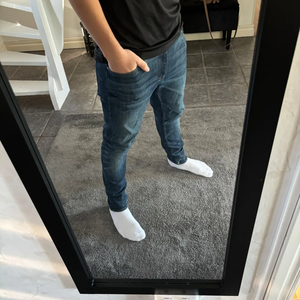 Riktigt feta TOS jeans🌟   cond 10/10  Köpta för 1599kr  Passar dig som är runt ~ 180cm  Billigare vid snabb affär🤝🏼  Tveka inte på höra av dig vid någon fråga😁. Jeans & Byxor.