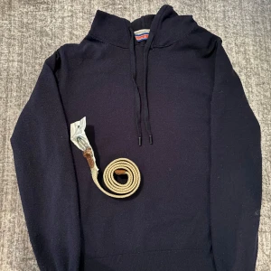 Kashmir hoodie - Kashmir hoodie i strl S | 50% kashmir 50% merinoull | Flätat bälte ingår 