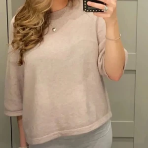 Beige tröja med trekvartsärm - Säljer en supermysig beige tröja med trekvartsärm. Den är perfekt för både vår och höst, och har en loose passform som gör den extra bekväm. Tröjan är i ett mjukt material som känns skönt mot huden. Perfekt för en avslappnad stil!