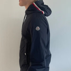 Äkta Moncler Grimpeurs jacka - Säljer min äkta Moncler vindjacka Grimpeurs. Köpt på Brissmans i Borås. Dragkedjan är lite skavd men fungerar fortfarande utan problem. 