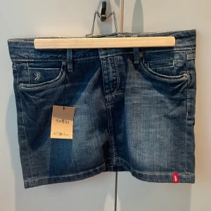 Supersnygg lågmidjad jeanskjol - Säljer denna supersnygga lågmidjade blåa jeanskjolen från edc by esprit (köpte på Sellpy) för att den inte passar mig. Den är i storlek 34 men passar nog större. Köpte i nyskick och har aldrig använt den