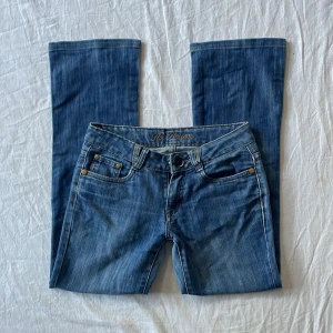 Lågmidjade jeans - Bra skick! En knapp saknas men de går fortfarande att stänga (bild 4) mått: midjemått rakt över 35-38 grenhöjd 19 benöppning 21 lår 22,5 Innerbenslängd 70cm💗 har inga bilder på då de är för små