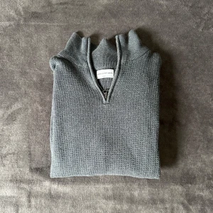 These Glory Days half zip tröja - En mörkgrå half zip från märket These Glory Days. Inga defekter och superskick. Kom privat vid fundering, pris går att diskutera vid snabb affär. 