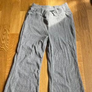 byxor - mörk gråa sköna byxor😊jag är ca 160 och dom är för långa för mej, aldrig använt💕 som nya😊